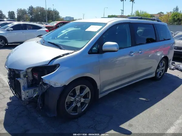5TDXZ3DCXJS962511 2018 TOYOTA SIENNA - Image 2
