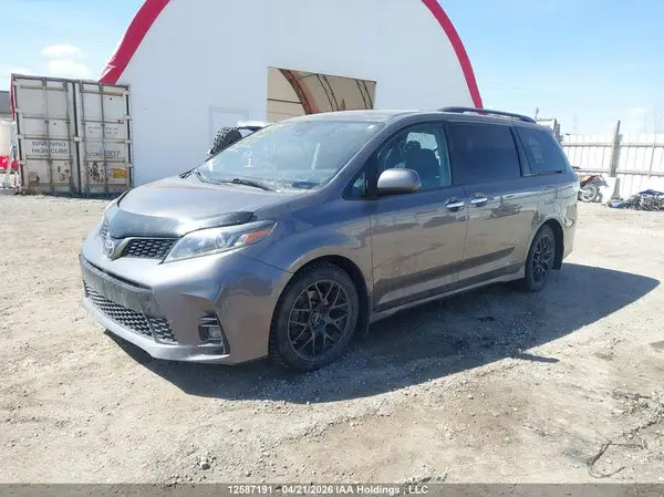 5TDXZ3DCXJS965411 2018 TOYOTA SIENNA - Image 2
