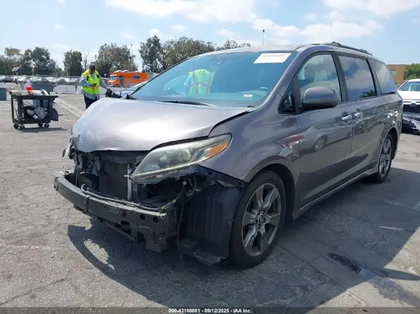 5TDXZ3DCXKS003465 2019 TOYOTA SIENNA - Image 2