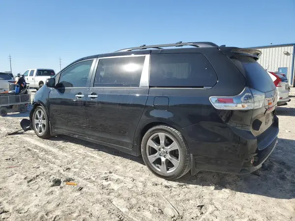5TDXZ3DCXKS967824 2019 TOYOTA SIENNA - Image 2
