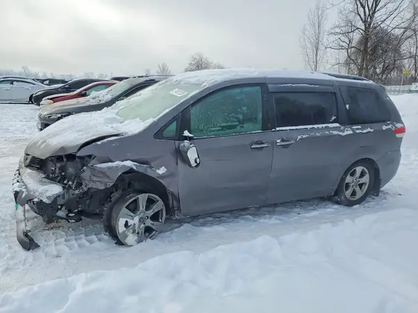 5TDXZ3DCXKS972828 2019 TOYOTA SIENNA - Image 1