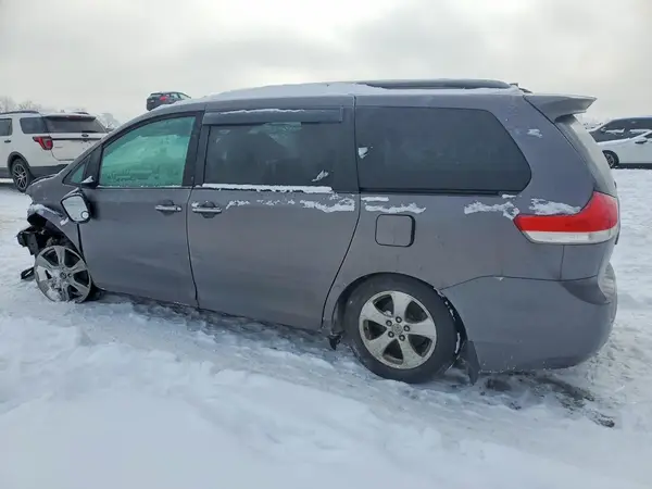 5TDXZ3DCXKS972828 2019 TOYOTA SIENNA - Image 2