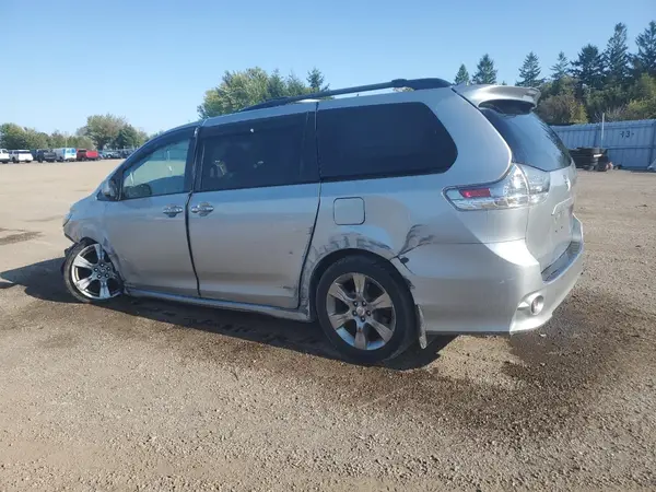 5TDXZ3DCXKS973588 2019 TOYOTA SIENNA - Image 2