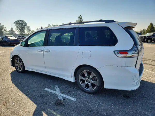5TDXZ3DCXKS975549 2019 TOYOTA SIENNA - Image 2