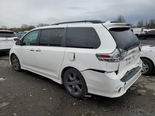 5TDXZ3DCXKS985451 2019 TOYOTA SIENNA - Image 2