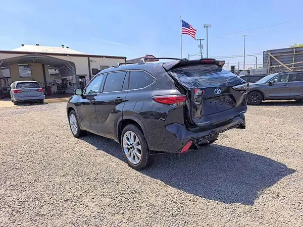 5TDYARAH2PS519034 2023 TOYOTA HIGHLANDER - Image 2