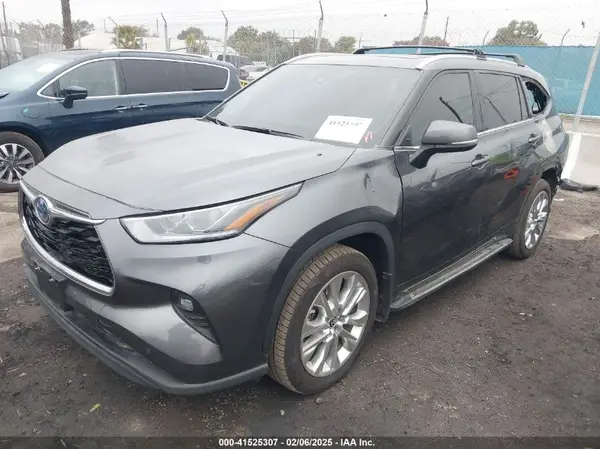 5TDYARAH5PS022270 2023 TOYOTA HIGHLANDER - Image 2
