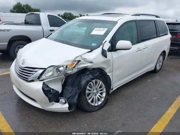 5TDYK3DC0GS697504 2016 TOYOTA SIENNA - Image 2