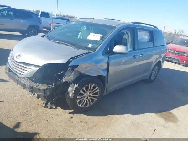 5TDYK3DC0GS709764 2016 TOYOTA SIENNA - Image 2