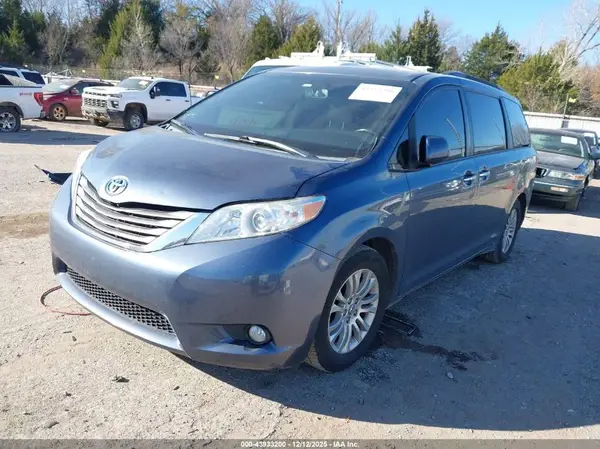 5TDYK3DC0GS714575 2016 TOYOTA SIENNA - Image 2