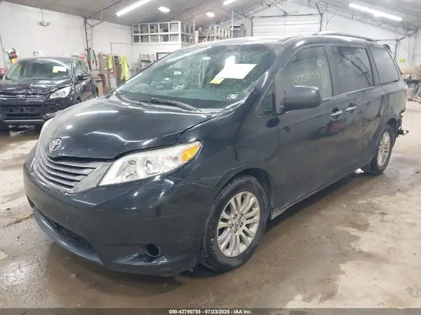 5TDYK3DC0GS720490 2016 TOYOTA SIENNA - Image 2
