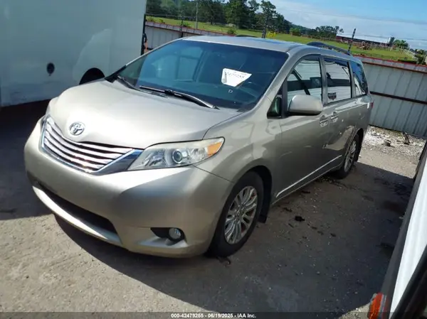 5TDYK3DC0GS731005 2016 TOYOTA SIENNA - Image 2