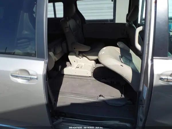 5TDYK3DC0GS731005 2016 TOYOTA SIENNA - Image 8