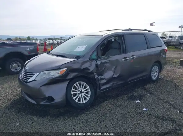 5TDYK3DC0GS734079 2016 TOYOTA SIENNA - Image 2