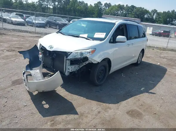 5TDYK3DC0GS735555 2016 TOYOTA SIENNA - Image 2