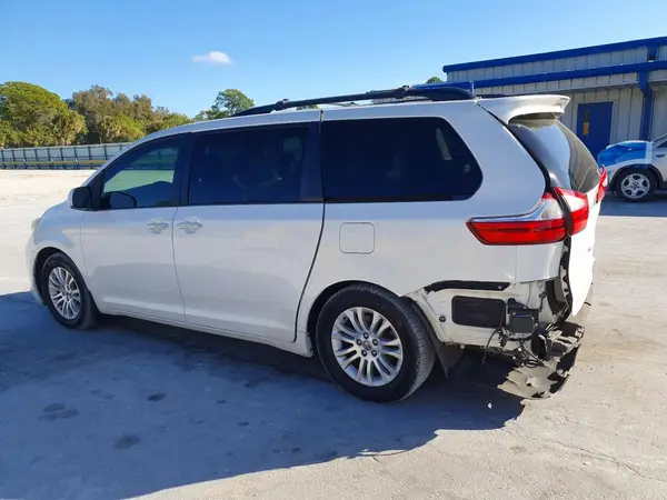 5TDYK3DC0GS736625 2016 TOYOTA SIENNA - Image 2