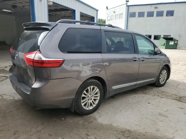 5TDYK3DC0GS737581 2016 TOYOTA SIENNA - Image 2