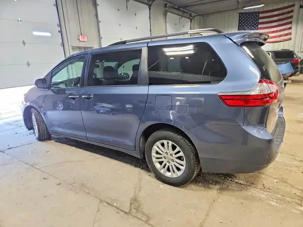 5TDYK3DC0GS745258 2016 TOYOTA SIENNA - Image 2