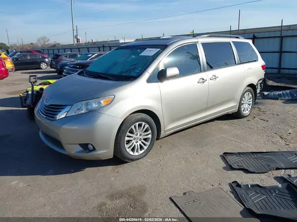 5TDYK3DC0GS748385 2016 TOYOTA SIENNA - Image 2