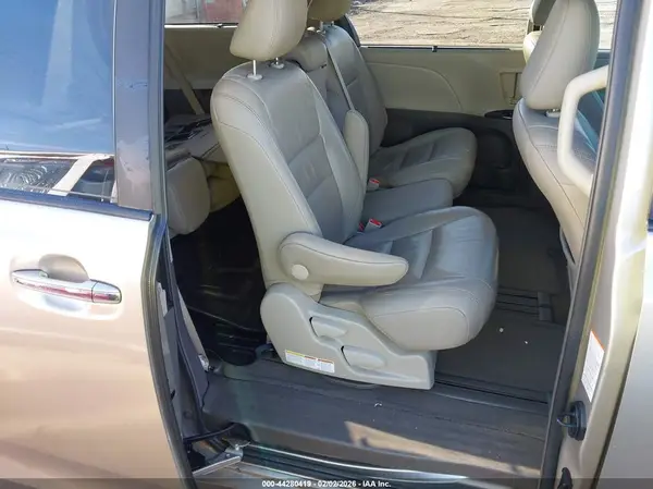 5TDYK3DC0GS748385 2016 TOYOTA SIENNA - Image 8