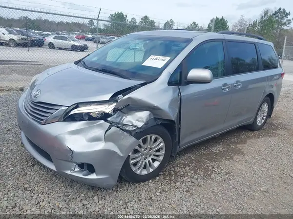 5TDYK3DC0GS758611 2016 TOYOTA SIENNA - Image 2