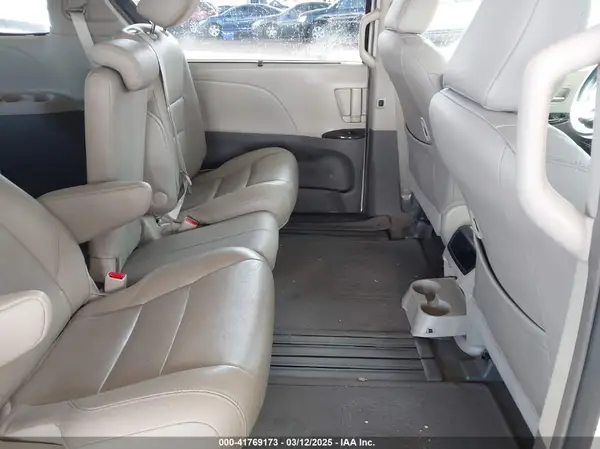 5TDYK3DC0GS762593 2016 TOYOTA SIENNA - Image 8