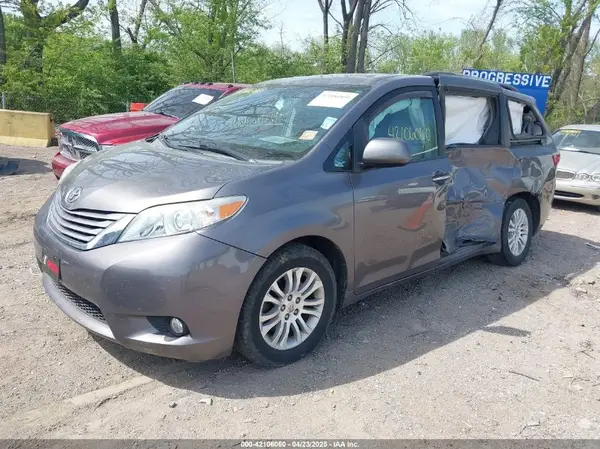 5TDYK3DC0GS764053 2016 TOYOTA SIENNA - Image 2
