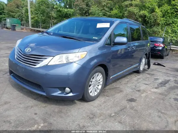 5TDYK3DC0GS766059 2016 TOYOTA SIENNA - Image 2