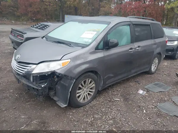 5TDYK3DC1GS693591 2016 TOYOTA SIENNA - Image 2