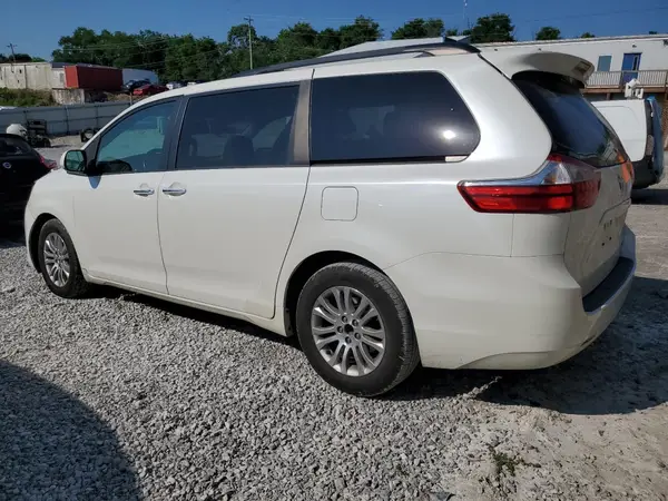 5TDYK3DC1GS694062 2016 TOYOTA SIENNA - Image 2