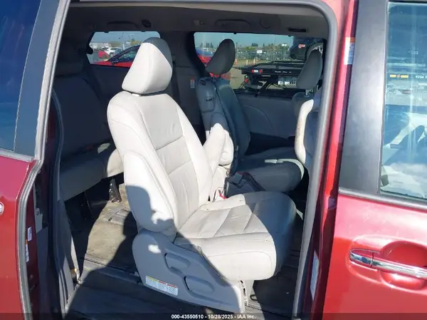 5TDYK3DC1GS700958 2016 TOYOTA SIENNA - Image 8