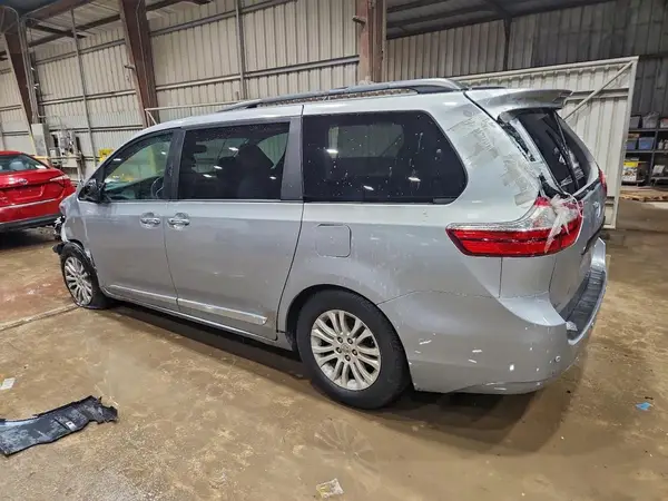 5TDYK3DC1GS702886 2016 TOYOTA SIENNA - Image 2