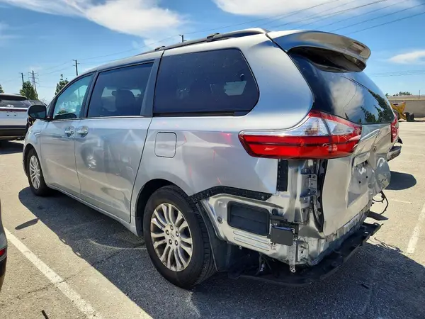 5TDYK3DC1GS707604 2016 TOYOTA SIENNA - Image 2