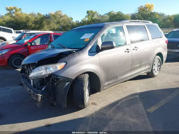 5TDYK3DC1GS708171 2016 TOYOTA SIENNA - Image 2