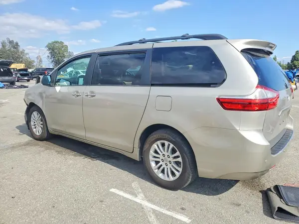 5TDYK3DC1GS708364 2016 TOYOTA SIENNA - Image 2
