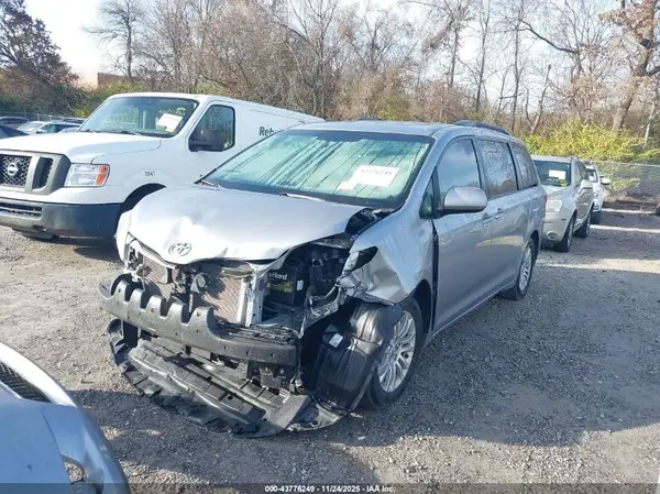5TDYK3DC1GS712625 2016 TOYOTA SIENNA - Image 2