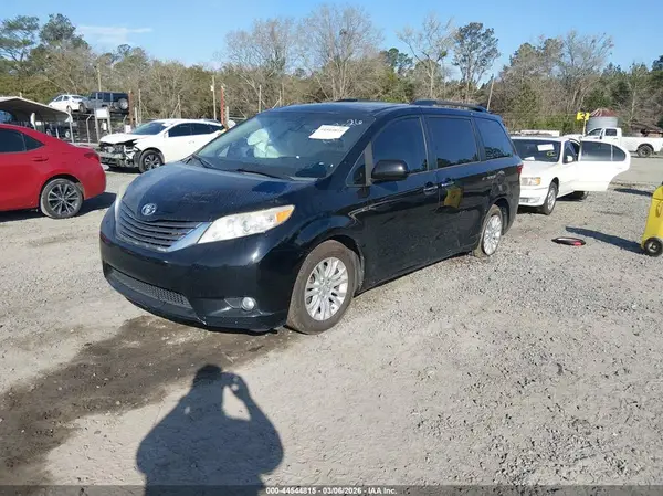 5TDYK3DC1GS712995 2016 TOYOTA SIENNA - Image 2