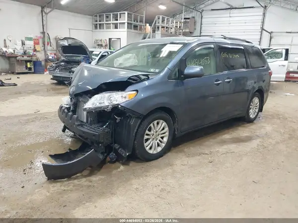 5TDYK3DC1GS714701 2016 TOYOTA SIENNA - Image 2