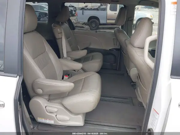 5TDYK3DC1GS723205 2016 TOYOTA SIENNA - Image 8