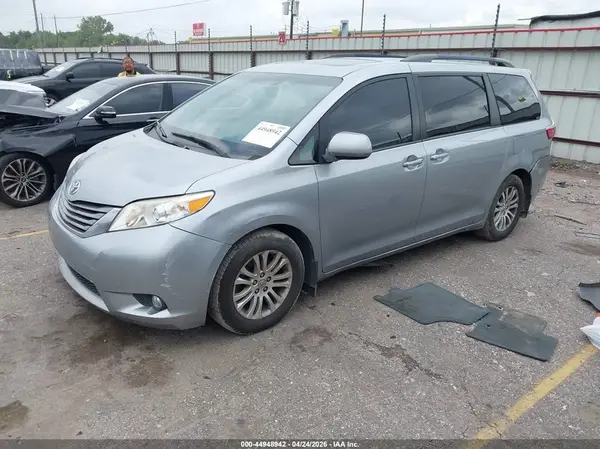 5TDYK3DC1GS731143 2016 TOYOTA SIENNA - Image 2