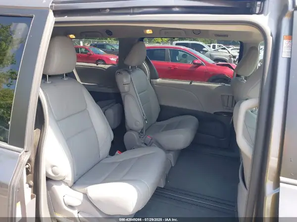 5TDYK3DC1GS738545 2016 TOYOTA SIENNA - Image 8