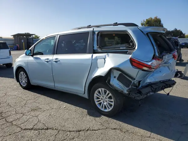 5TDYK3DC1GS738562 2016 TOYOTA SIENNA - Image 2