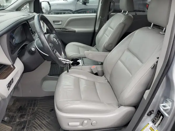 2016 TOYOTA SIENNA auction photo 7