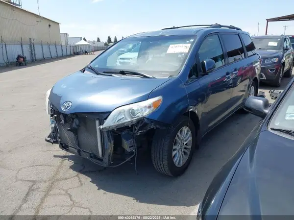 5TDYK3DC1GS744961 2016 TOYOTA SIENNA - Image 2