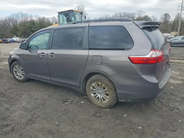 5TDYK3DC1GS754647 2016 TOYOTA SIENNA - Image 2