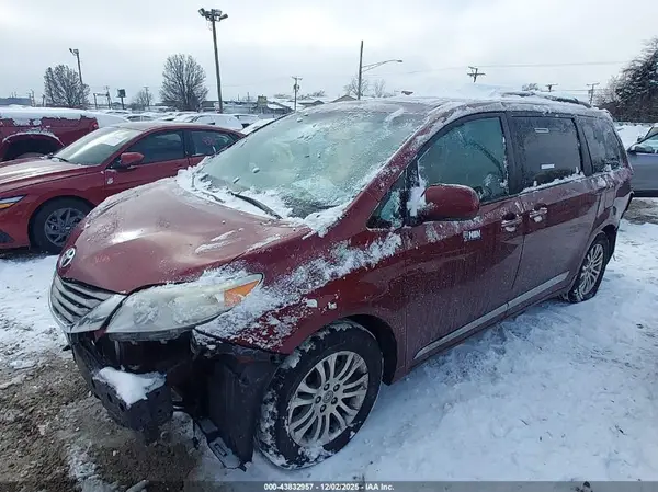 5TDYK3DC1GS757046 2016 TOYOTA SIENNA - Image 2