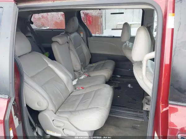 5TDYK3DC1GS757046 2016 TOYOTA SIENNA - Image 8