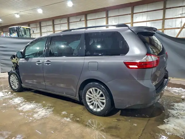 5TDYK3DC1GS757497 2016 TOYOTA SIENNA - Image 2