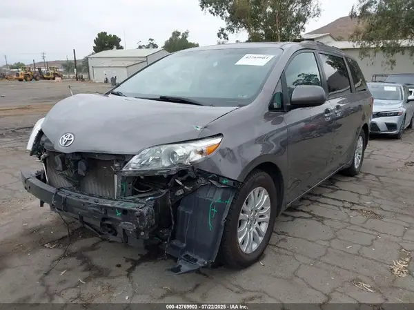 5TDYK3DC1GS762425 2016 TOYOTA SIENNA - Image 2