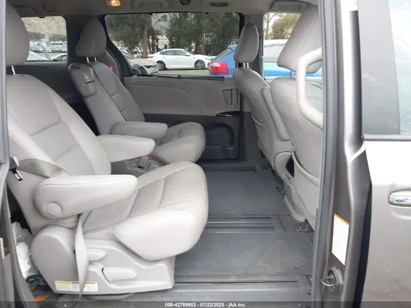 5TDYK3DC1GS762425 2016 TOYOTA SIENNA - Image 8